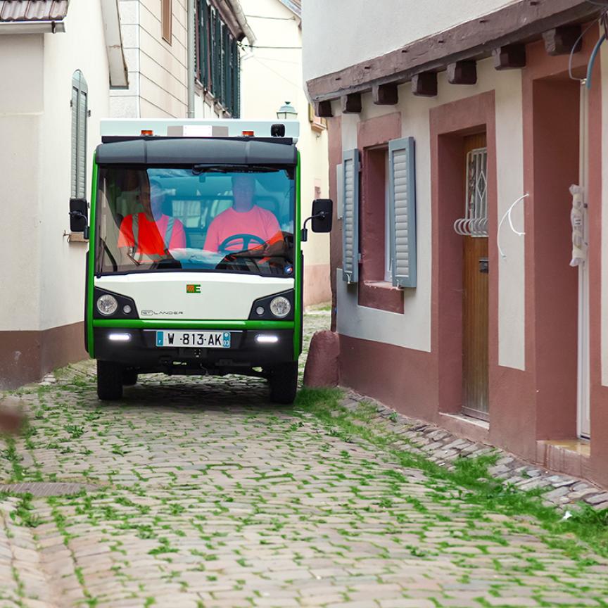 et lander for waste collection in a city