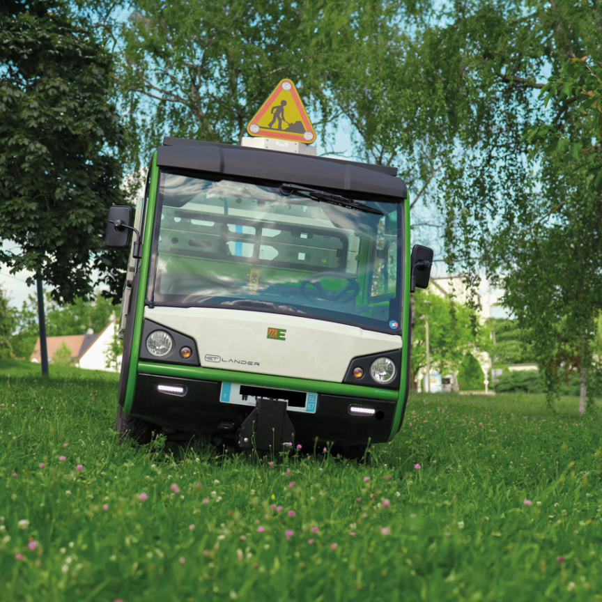 et lander in a park