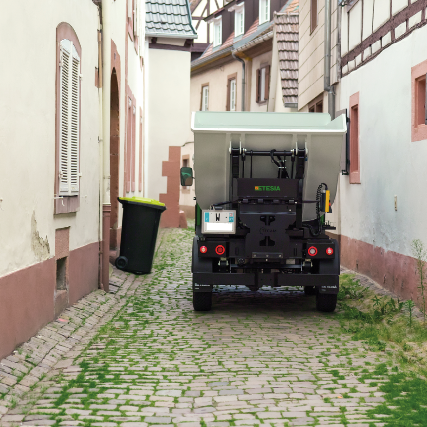 et lander with waste collection tipper in the narrow streets