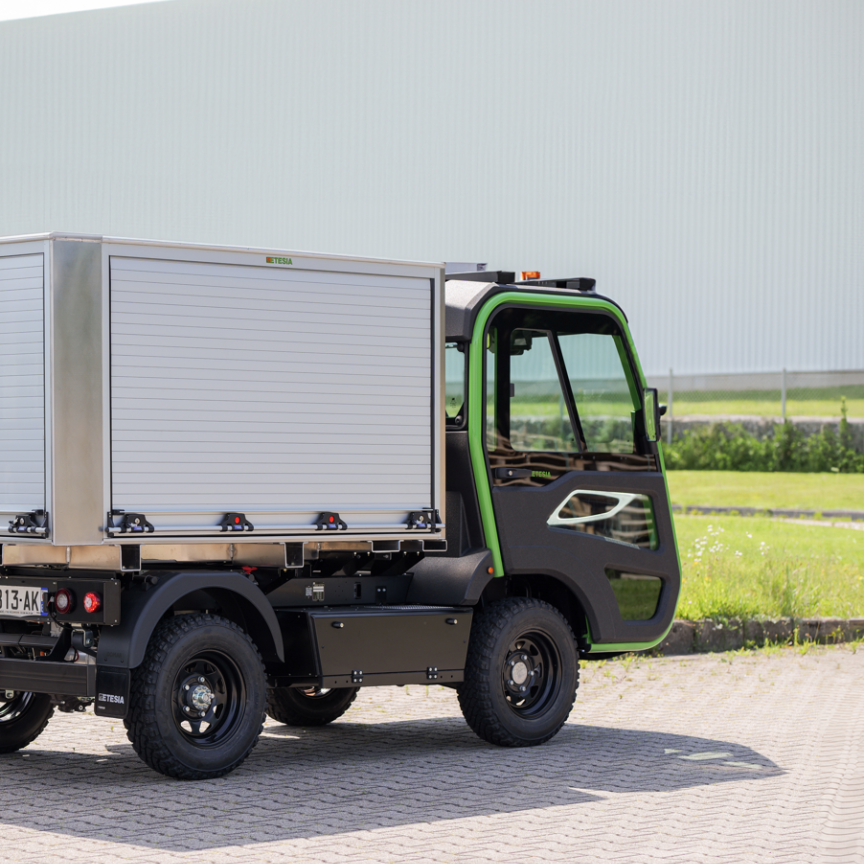 et lander with roller shutter box