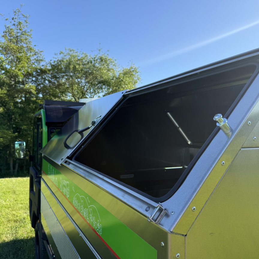 Image of the top-loading tipper with secure loading via a sliding door